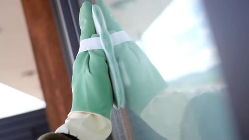 Fenster mit Handschuhen reinigen für eine funkelnde Aussicht