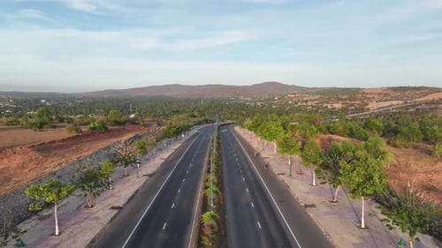 Helikopter fliegt über die Straße
