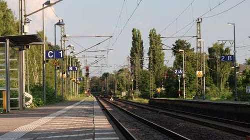 Leerer Bahnhof ohne Menschen, verschwommener Hintergrund