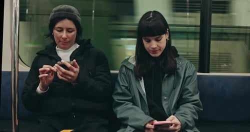 Zug, Telefon und Frauen in der Stadt für Reisen, Pendeln und Fahrten mit der U-Bahn in der Stadt