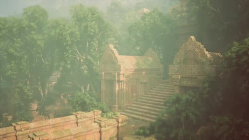 Ancien temple caché dans la jungle luxuriante du Myanmar entouré de verdure