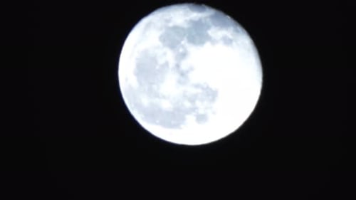 Lune brillante dans le ciel nocturne.
