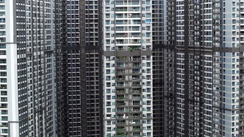 Extérieur de l'immeuble de grande hauteur d'un appartement - Façade uniforme. Concept de densité urbaine