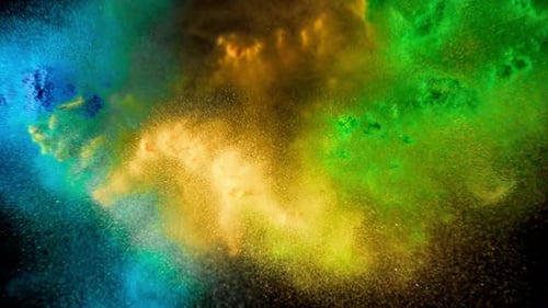Bunte Pulverexplosion auf schwarzem Hintergrund in Zeitlupe