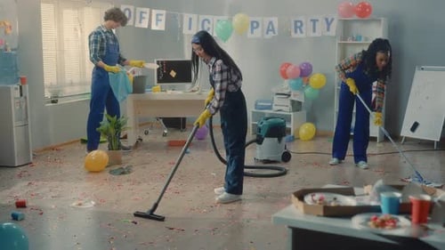 Um grupo multinacional de faxineiros limpa o escritório depois de uma festa Corporativo Um afro-americano