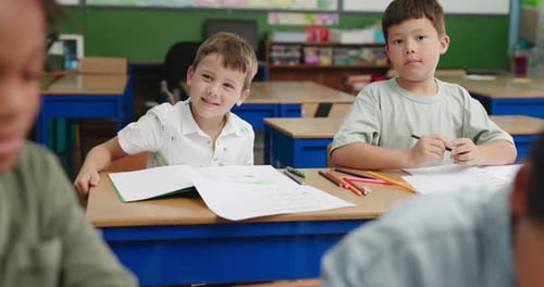 Apprentissage : élèves et amis partagent un crayon en classe pour acquérir des connaissances, emprunter ou étudier en groupe