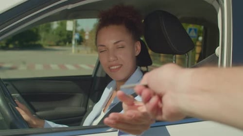 Adorável motorista afro-americana entregando carteira de motorista a policial