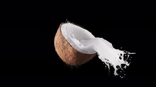 Uma rotação em loop de coco em um pouco de leite. Canal Alfa.