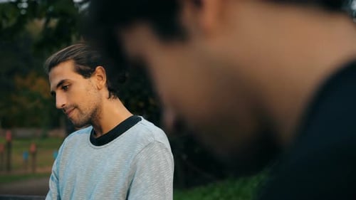 Молодой геи гей-подход — молодой гомосексуалист в парке сознательно смотрит на одинокого парня , Стоковые видеоматериалы Включая: гей и зеленый - Envato