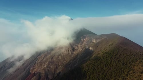 Bewölkter Vulkanausbruch in Guatemala von einer Drohne eingefangen