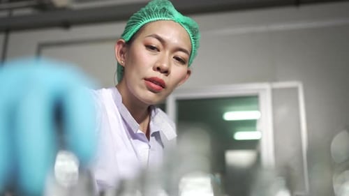 L'employé travaille dans une usine de boissons.