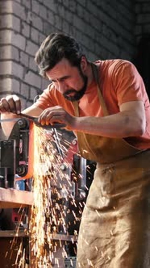 Schleifen von Metallwerkzeugen mit Sparkles Forge Workshop