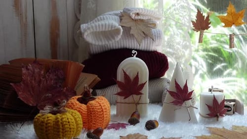 kuschelige Herbstkerzen und Kürbis am Fenster, Herbstdekoration