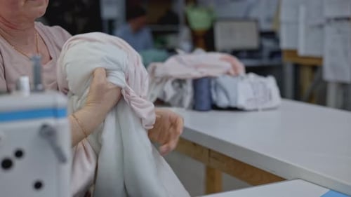 Production de couture, contexte industriel, médias, femme retournant la taie d'oreiller sur le devant