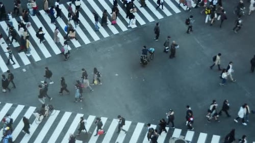 Caminhando pedestres/pessoas japonesas em Shibuya, Tóquio, Japão. Cruzamento de Shibuya. Vista aérea de perto