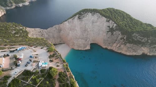 Toma aérea de la hermosa playa turquesa de Zante con acantilados rocosos en Grecia