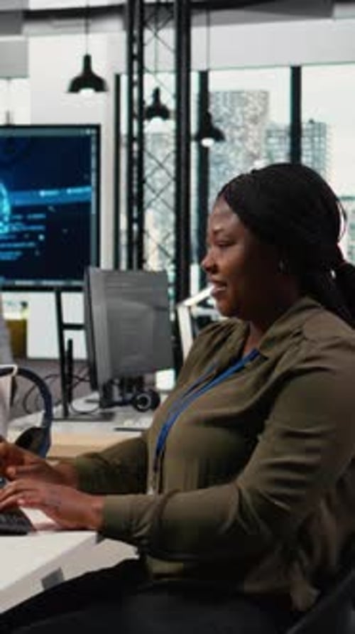 Разработчики программного обеспечения для вертикального видео проводят мозговой штурм в офисе, используя специализированное оборудование для искусственного интеллекта