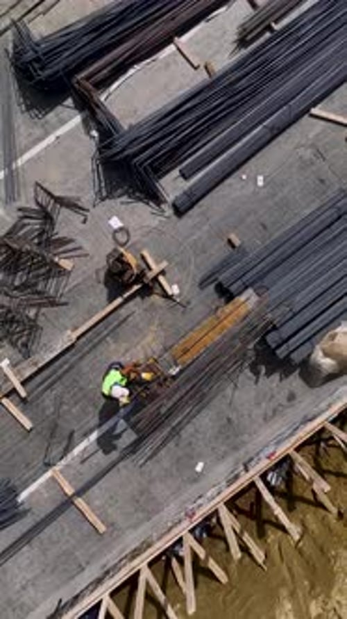 Los ingenieros y constructores de vídeo vertical trabajan con maquinaria pesada para completar proyectos activos en