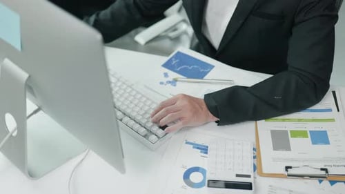 des hommes d'affaires travaillant et faisant du brainstorming au bureau