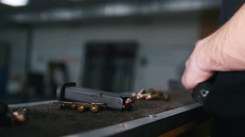 Schießbude Ein junger Mann bereitet die Waffe zum Schießen vor