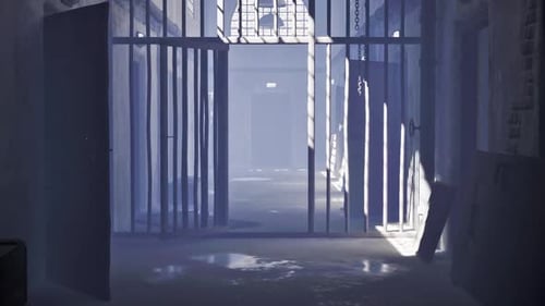 Ancienne prison brumeuse abandonnée