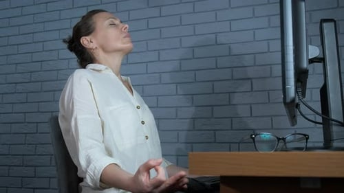 Un travailleur indépendant soulage les tensions après le travail