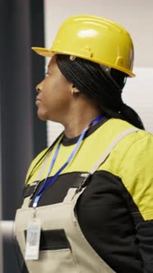 Ingénieur Vidéo vertical dans une usine intelligente supervisant les chaînes de montage robotiques