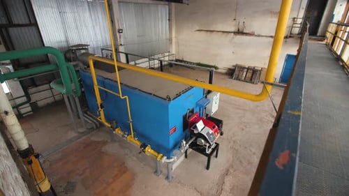 Hydraulikkessel für die Warmwasserversorgung mit Rohren und Ventilen