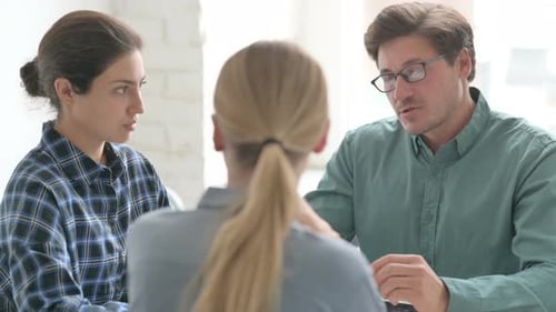 Gros plan d'un homme parlant avec ses coéquipiers