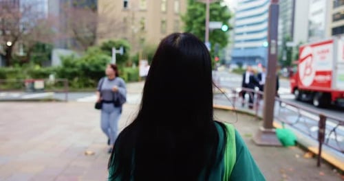 De volta, na cidade e caminhando com uma pedestre ao ar livre para férias, viagens ou férias no exterior