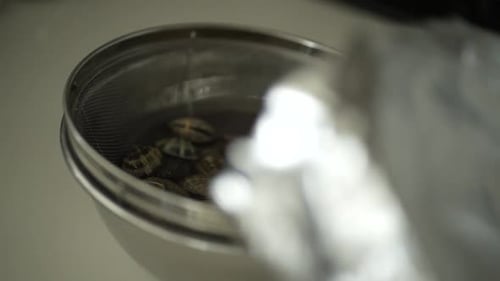 Couvrir les palourdes dans un bol avec du papier aluminium