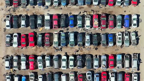 Drohnenüberflug von oben nach unten zerstörter Autos auf einem Schrottplatz, die zu Schrott recycelt werden