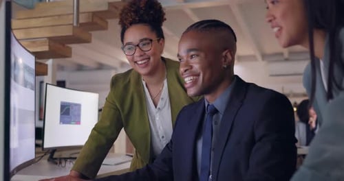 Trabalho em equipe, analista de computação e empresários no escritório com prazo de entrega do projeto à noite