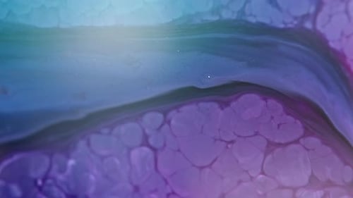 Lebendige Tinte wirbelt und vermischt sich im Wasser und erzeugt faszinierende abstrakte Muster