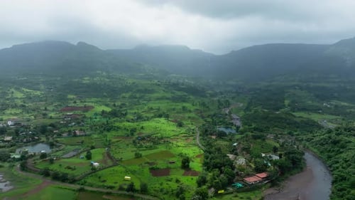 Vue aérienne de la vallée rurale du fort de Vikatgad Peb après la mousson, Maldunge, Maharashtra, Inde