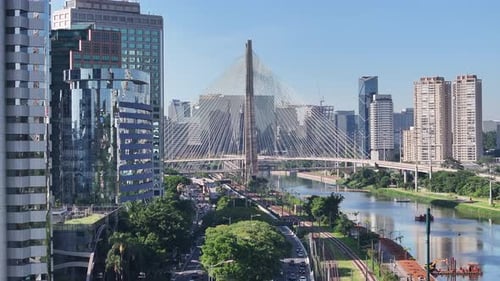 Famosa ponte de cabos na metrópole de São Paulo, Brasil.