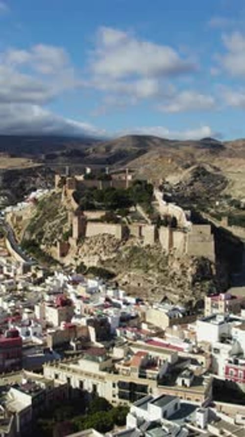 Vue aérienne verticale du château de Muralla de Jairán au-dessus de la ville d'Almería