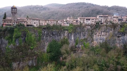Vue dégagée d'un bâtiment au sommet d'une montagne rocheuse à San Felíu de Guixols en Catalogne, en Espagne.