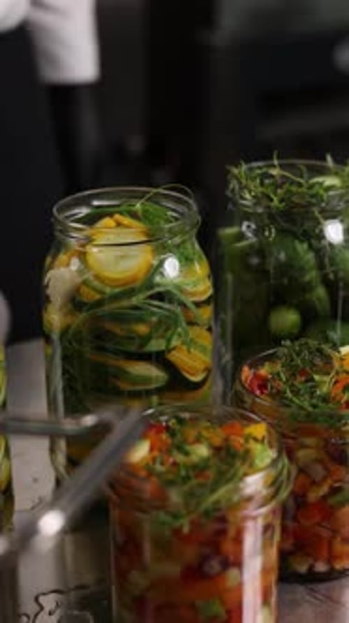 Le chef conserve les légumes dans la cuisine. Gros plan