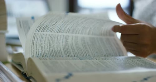 ein glückliches Mädchen, das sehr fleißig seine Bücher und Tablets studiert. Konzept der Verbindung mit der Welt