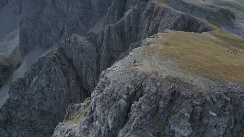 Panorama aéreo de excursionistas en la cima de la montaña