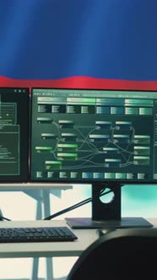 Vidéo verticale : salle de cyberdéfense vide de l'autocratie avec le drapeau russe sur grand écran