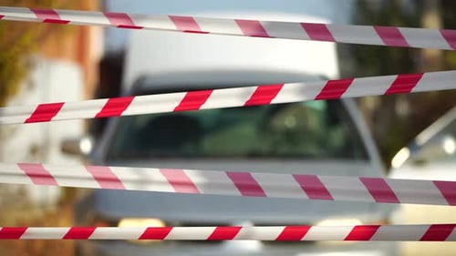 Fita de advertência vermelha e branca balançando no vento