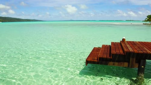 Konzept für Reisen, Tourismus und Sommerferien — Holzsteg mit Treppe
