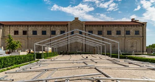 time lapse dos trabalhadores desmontam os suportes de alumínio da grande tenda no castelo de Mimi