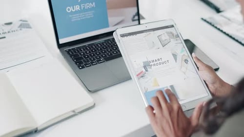 Tablette, recherche et mains d'un homme d'affaires au bureau pour le site Web, le produit ou l'écran UX