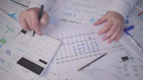 Analyse financière complète utilisant une calculatrice et des rapports détaillés pour obtenir des informations