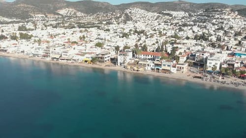 Vue aérienne du bord de mer de Bodrum, mer Égée immaculée, Turquie