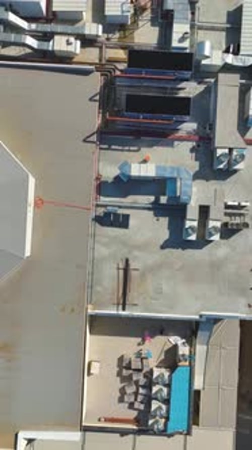 El equipo de construcción de vídeo vertical y las máquinas pesadas trabajan juntos en la soldadura y los trabajos de base
