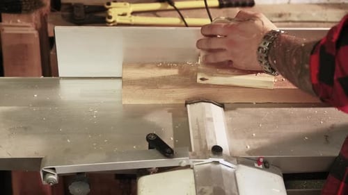 Processus de menuiserie, machine à dégauchir et charpentier